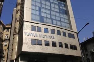Tata Motors Demerger – Why the stock fell 40% after record date; Full explanation in Hindi