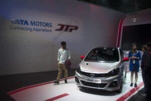 Tata Motors Share Price Drop 2025 - डिमर्जर के बाद शेयरों में गिरावट, निवेशकों में बेचैनी