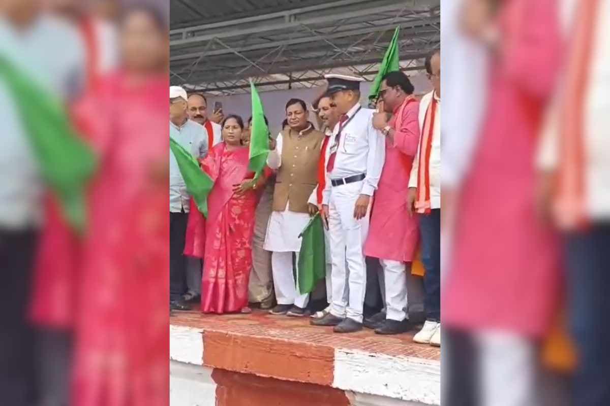त्रिवेणीगंज में शुरू हुई पहली त्रिवेणीगंज पैसेंजर ट्रेन, सांसद ने दिखाई हरी झंडी