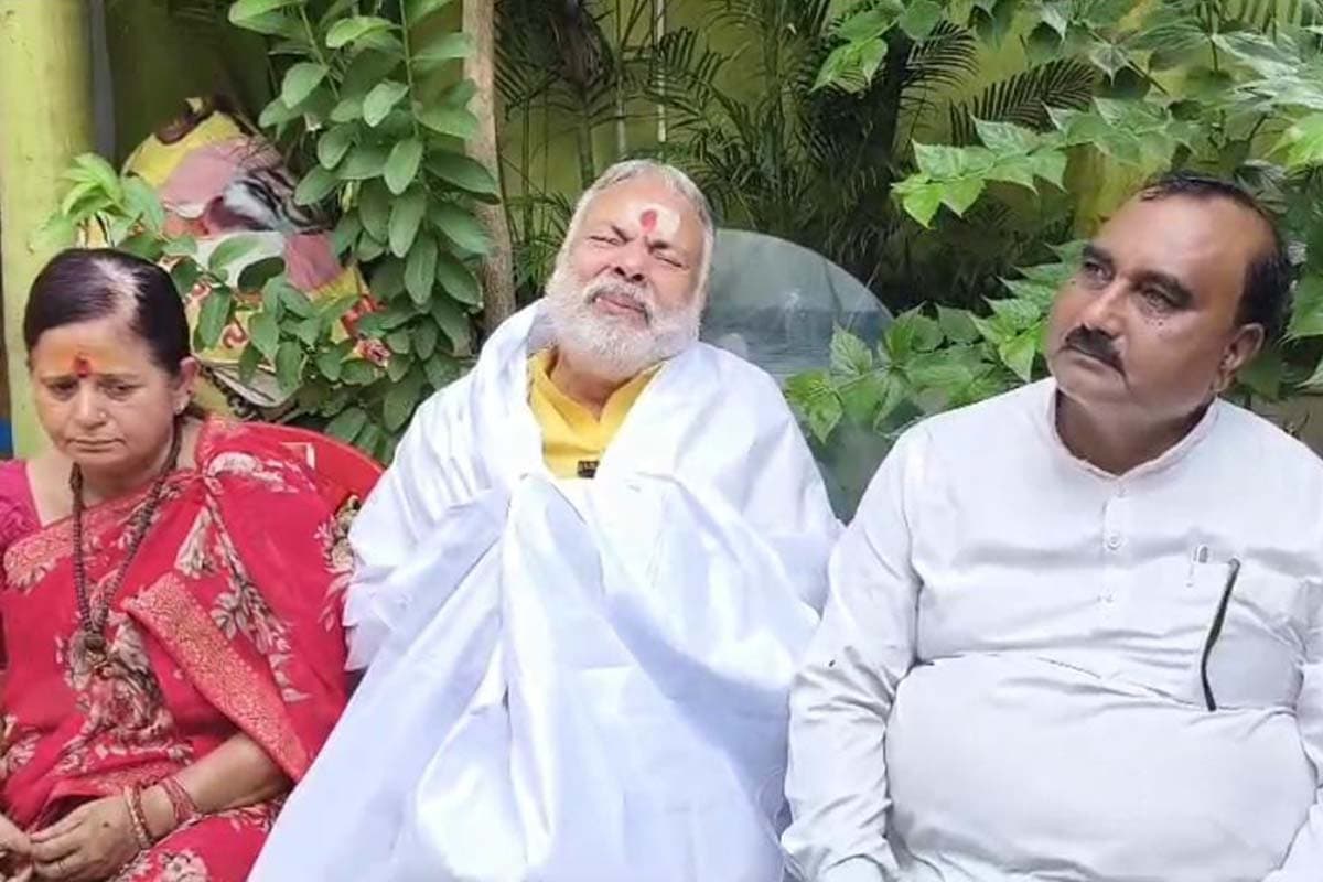 अररिया में टिकट न मिलने पर बीजेपी नेता ने ‘कफ़न’ ओढ़कर जताया विरोध, पत्नी ने निर्दलीय चुनाव लड़ने का किया ऐलान