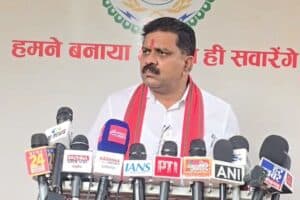 Bastar Maoist: बस्तर में 200 माओवादी कार्यकर्ता आत्मसमर्पण कर मुख्यधारा में शामिल हुए