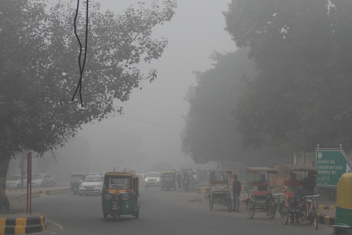 दिल्ली की साँसें थमीं: प्रदूषण का कहर बढ़ा, नौ स्टेशन रेड जोन में पहुँचे, दीवाली से पहले हवा में ज़हर घुला