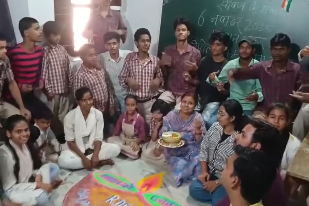 मूक-बधिर बच्चों ने दीपोत्सव और रंगोली के माध्यम से मतदान का संदेश दिया