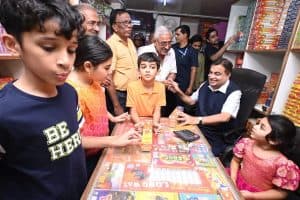Nitin Gadkari Diwali 2025: नागपुर गांधीबाग में केंद्रीय मंत्री नितिन गडकरी ने अपने नातियों के साथ दिवाली की खरीदारी की