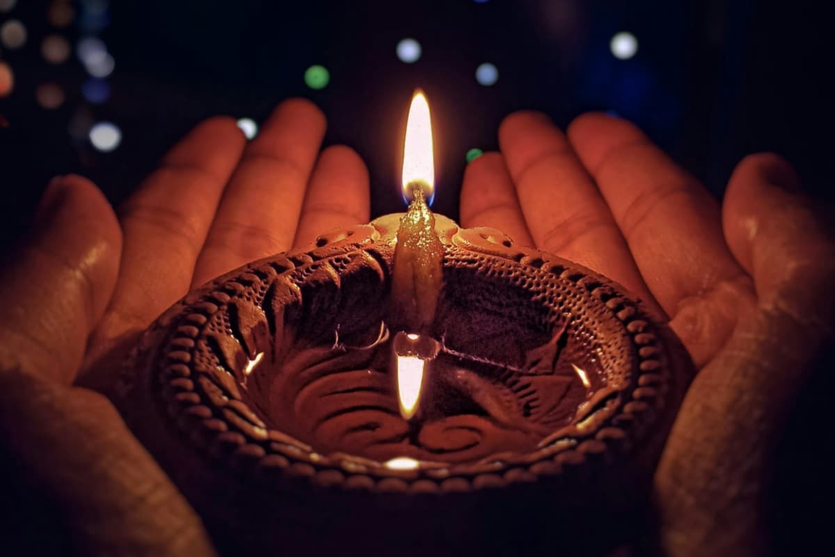 Diwali 2025: राशि अनुसार मां लक्ष्मी के मंत्र जपें और घर भरें खुशियों से