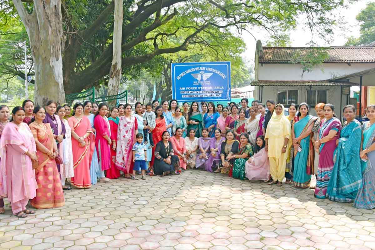 वायुसैनिकों के संग एयर मार्शल विजय कुमार गर्ग ने मनाई दीवाली, मिठाइयों और उल्लास से रोशन हुआ एयर फोर्स स्टेशन आमला