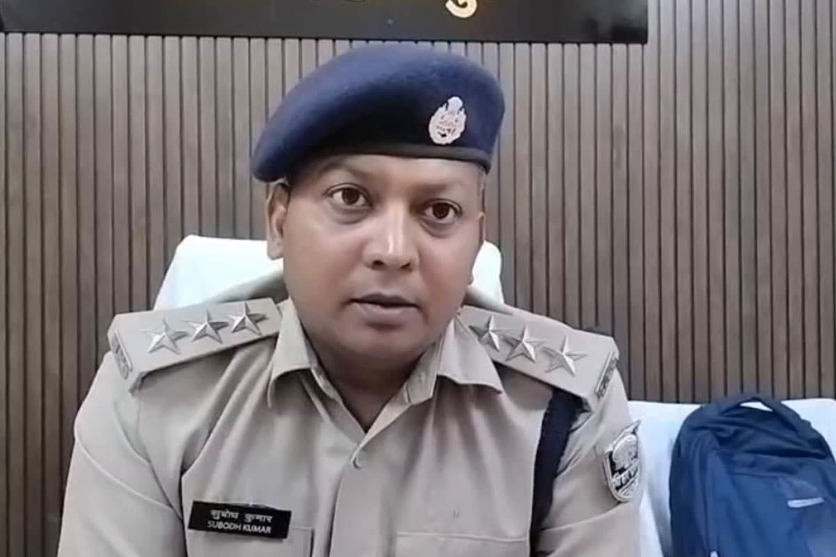 Bihar News: हाजीपुर में वाहन जांच के दौरान हंगामा, सीआरपीएफ जवान पर हमला और दरोगा परिवार से झड़प का LIVE वीडियो वायरल
