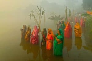 Chhath Puja 2025: जानें कौन हैं छठी मैया और छठ पूजा का महत्व | Chhathi Maiya Significance | Rashtra Bharat
