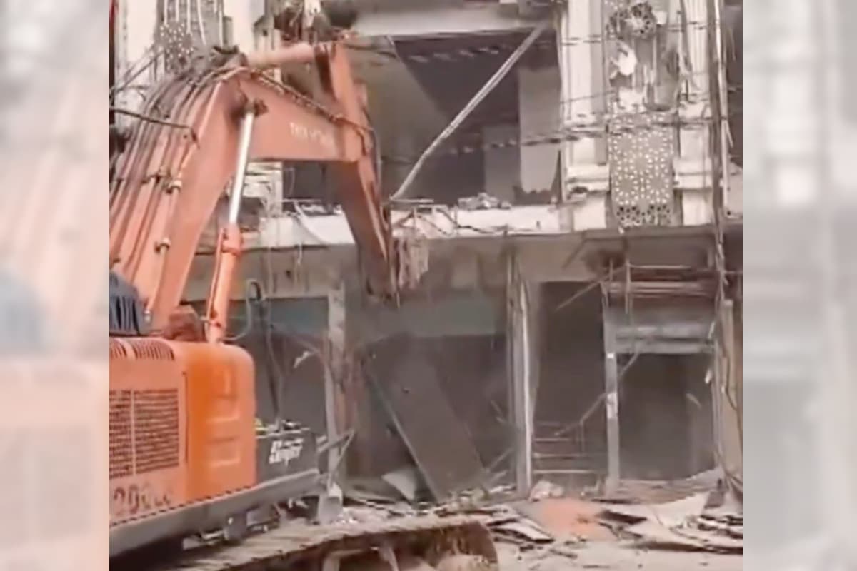Meerut Breaking News: मेरठ के सेंट्रल मार्केट में अवैध व्यावसायिक कॉम्प्लेक्स का ध्वस्तीकरण, 22 दुकानों को खाली कराया गया
