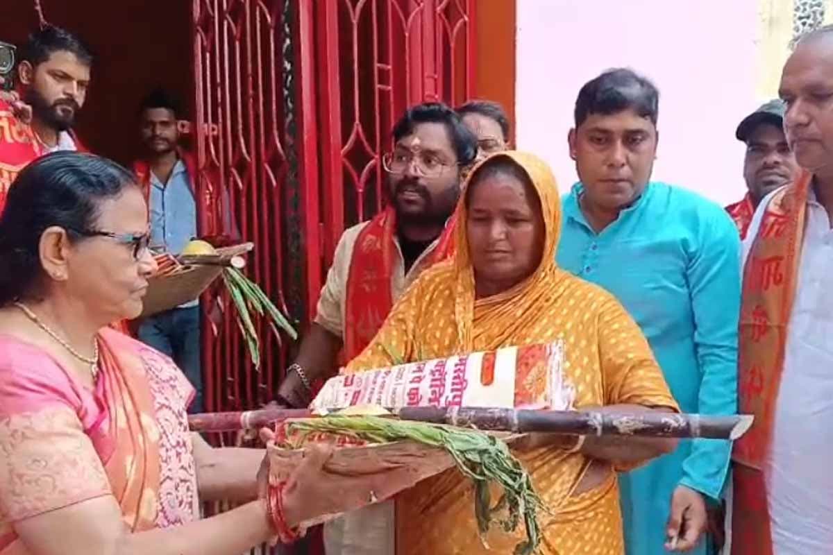 Bihar Chhath Puja 2025: छठ व्रतियों में फल, साड़ी और सूप का वितरण, समाजसेवियों ने दिखाई मानवता की मिसाल