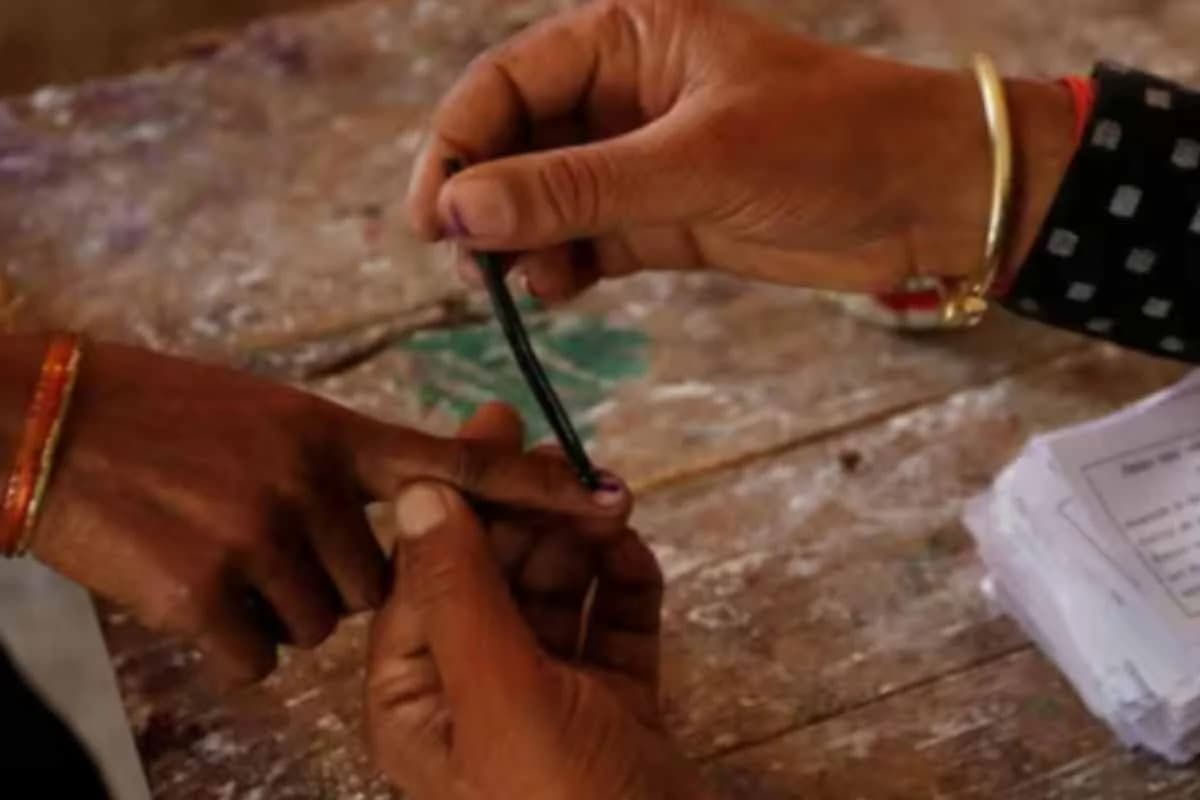 Ghatshila Bypoll: घाटशिला उपचुनाव, आदिवासी और कुड़मी मतदाता बने निर्णायक, झामुमो-भाजपा में कांटे की टक्कर