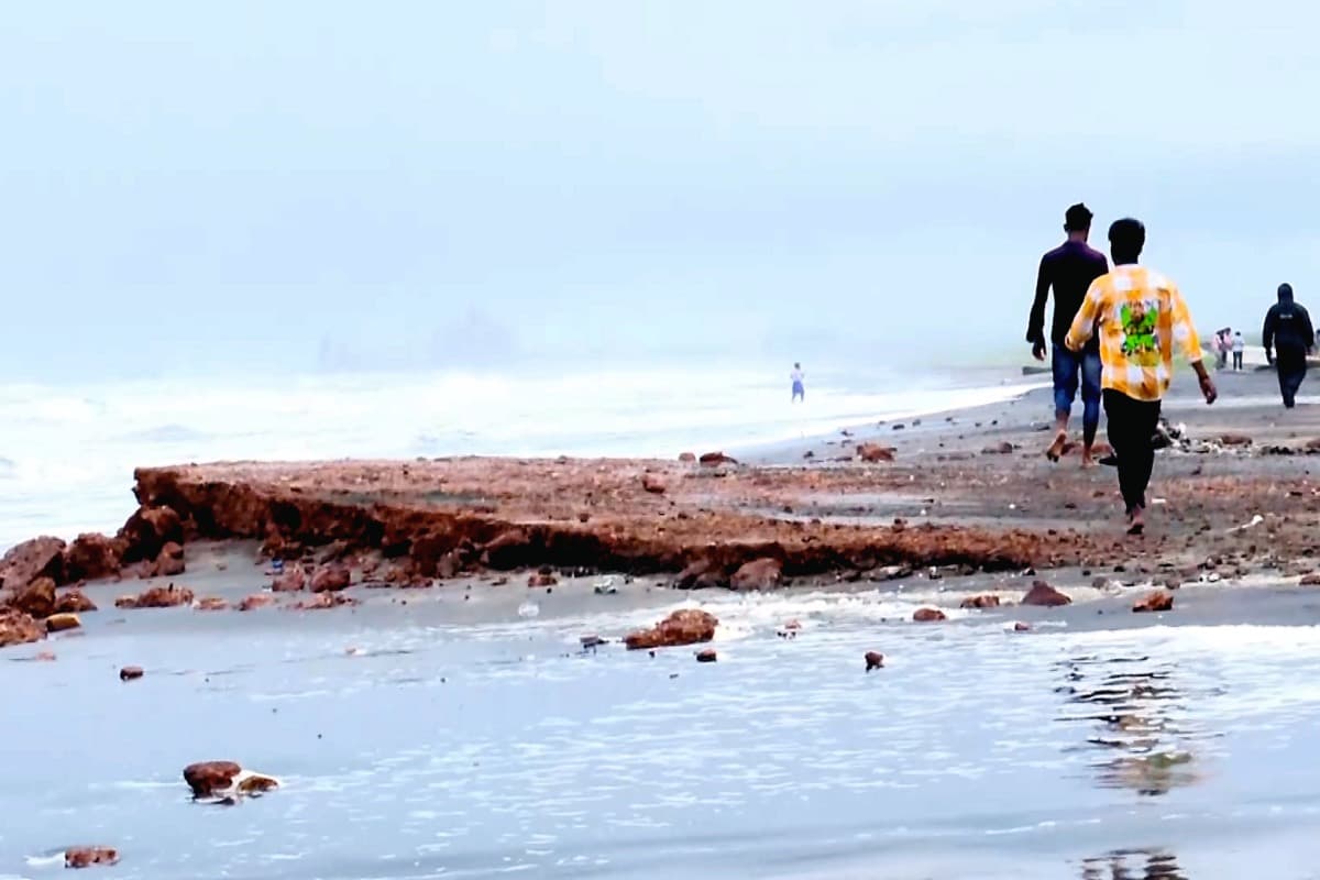 Cyclone Montha: 110 की रफ्तार से तटों की ओर बढ़ रहा चक्रवात ‘मोंथा’, आंध्र-ओडिशा में रेड अलर्ट; ट्रेनें-फ्लाइटें रद्द