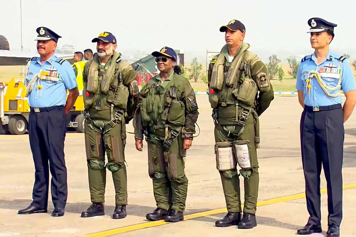 राष्ट्रपति द्रौपदी मुर्मू ने राफेल लड़ाकू विमान में भरी उड़ान, भारतीय वायुसेना के गौरव में जुड़ा नया अध्याय