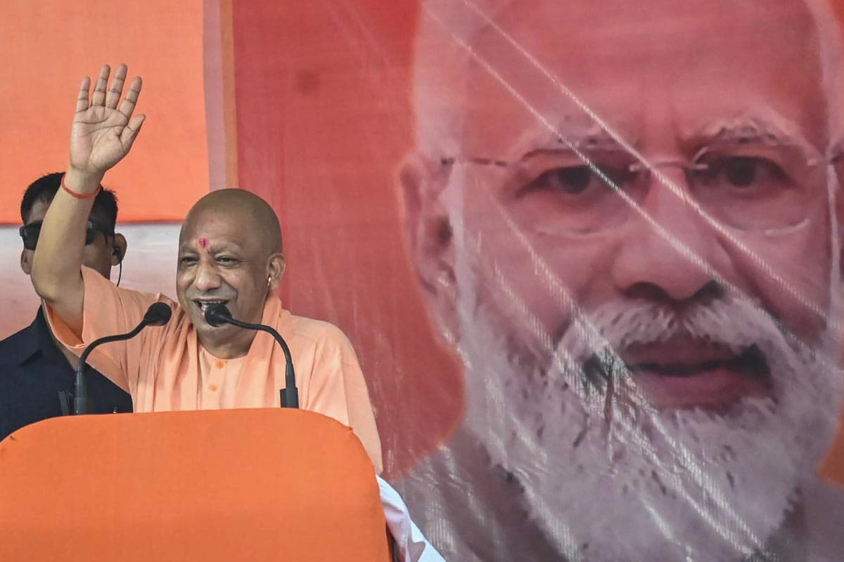 योगी आदित्यनाथ ने की देव दीपावली तैयारियों की समीक्षा, काशी को बनाया जा रहा ‘स्वच्छ, हरित और दिव्य’