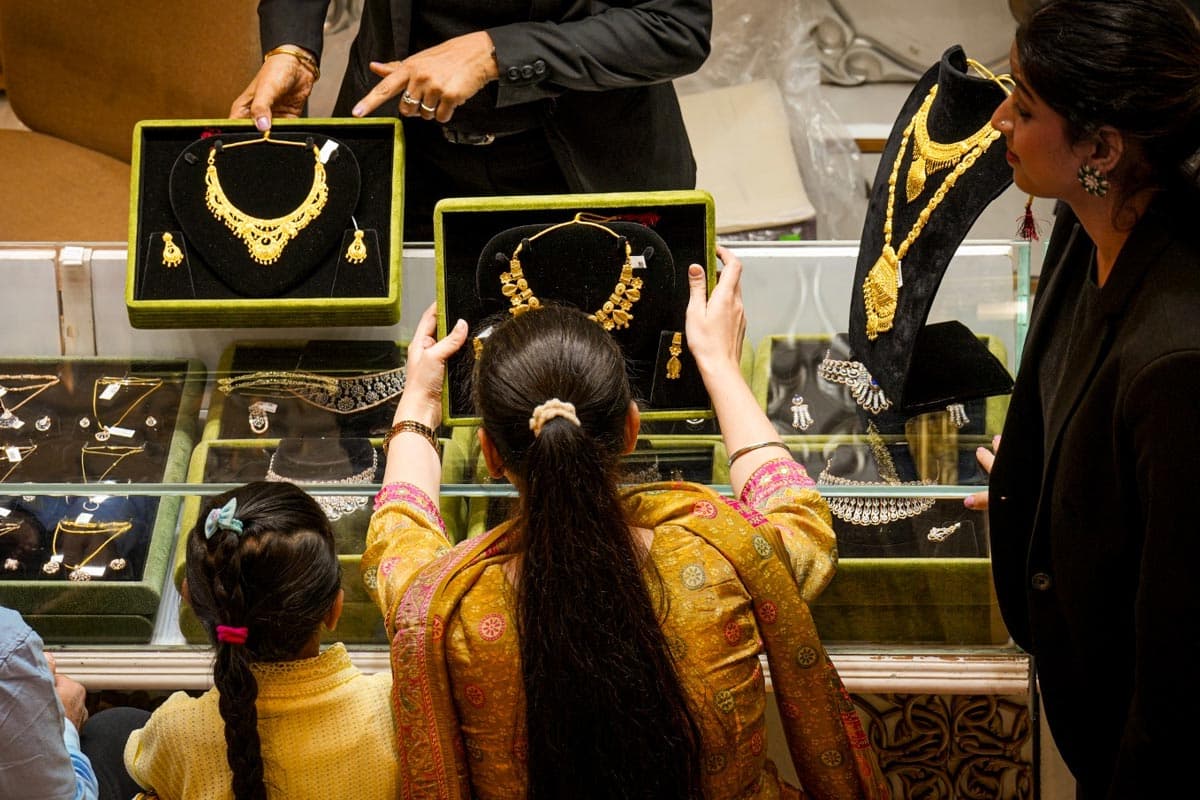 Gold Price: सोने की कीमत में ₹1,000 की गिरावट, अंतरराष्ट्रीय संकेतों से बाजार में उतार-चढ़ाव