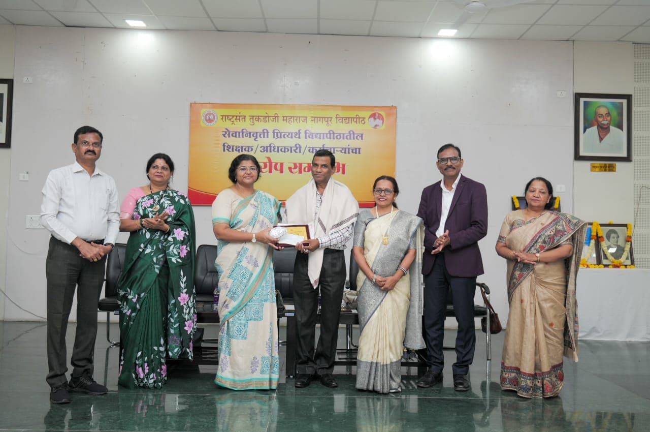 सेवानिवृत्त शिक्षकों और अधिकारियों का सम्मान: समर्पण से ही विश्वविद्यालय की गरिमा अक्षुण्ण रहती है – डॉ. माधवी खोड़े चवरे