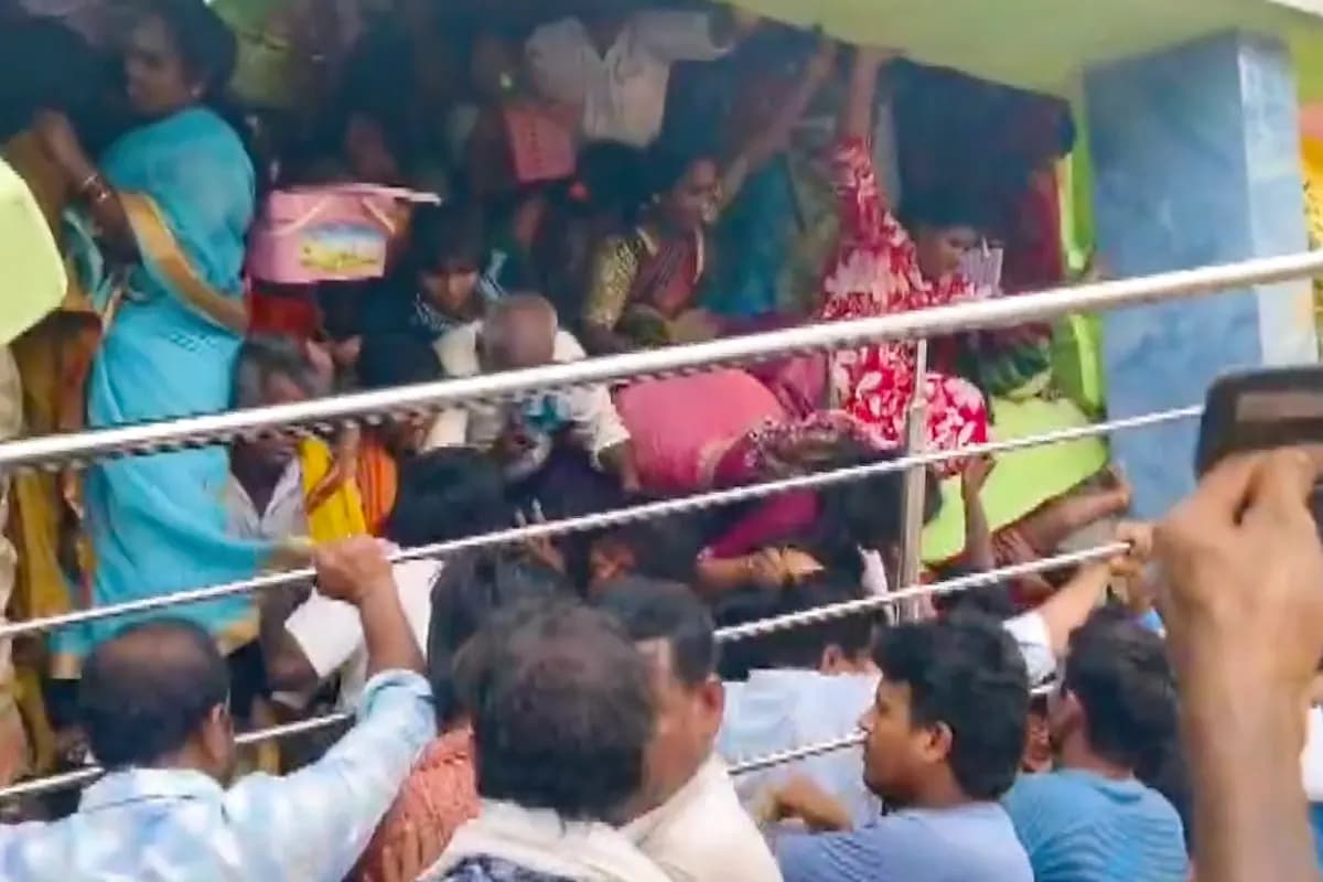 Temple Stampede Deaths: आंध्र प्रदेश के काशीबुग्गा वेंकटेश्वर मंदिर में हादसा, 9 की मौत, सीएम नायडू ने जताया दुख