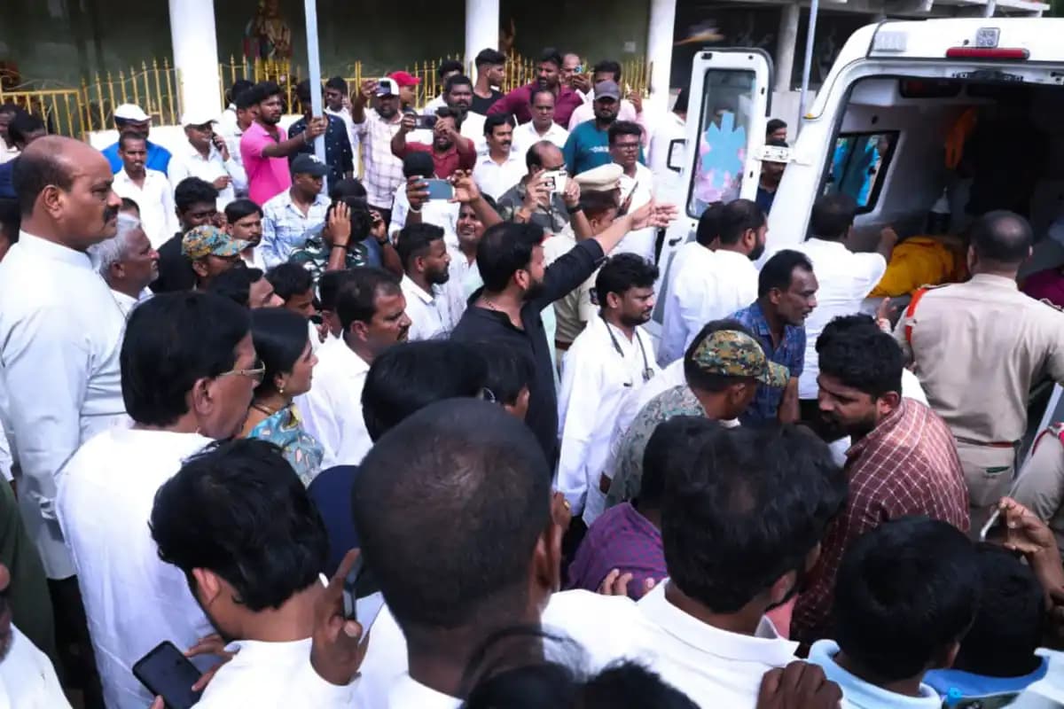 Andhra Pradesh Temple Stampede: सीढ़ियों की रेलिंग टूटी और फिर मच गई अफरातफरी, आंध्र प्रदेश की गृह मंत्री ने बताई मंदिर हादसे की असली वजह