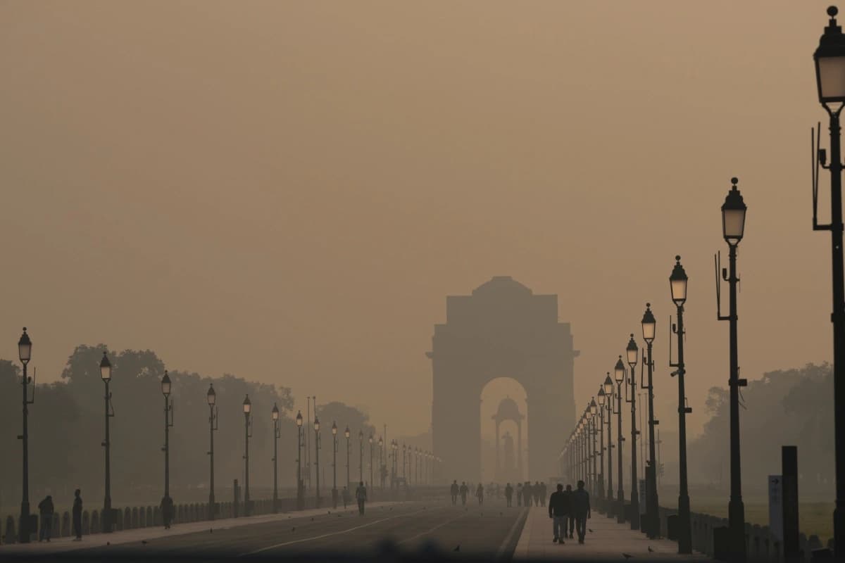 Delhi AQI: दिल्ली-एनसीआर में सांसों पर संकट, आनंद विहार से फरीदाबाद तक हवा ज़हरीली, AQI 400 के पार