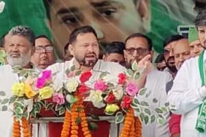 Tejashwi Yadav Speech Nalanda 2025: नालंदा की सभा में अपराध का उदाहरण देते हुए अटके तेजस्वी, नीतीश सरकार को बताया घूसखोरों की सरकार | Bihar Election 2025