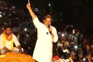 Prashant Kishor Roadshow Rosera Bihar – प्रशांत किशोर बोले, बिहार से वोट लेकर फैक्ट्री गुजरात में लगवाते हैं | Bihar Chunav 2025