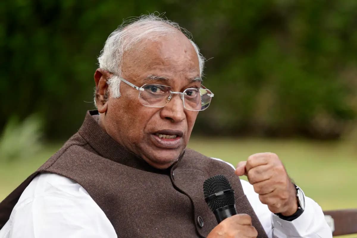 Bihar Chunav: ‘कोई किसी को बंदूक की नोक पर मुख्यमंत्री नहीं बनाता’ — खरगे ने पीएम मोदी के बयान पर किया पलटवार, कहा यह प्रधानमंत्री पद का अपमान है
