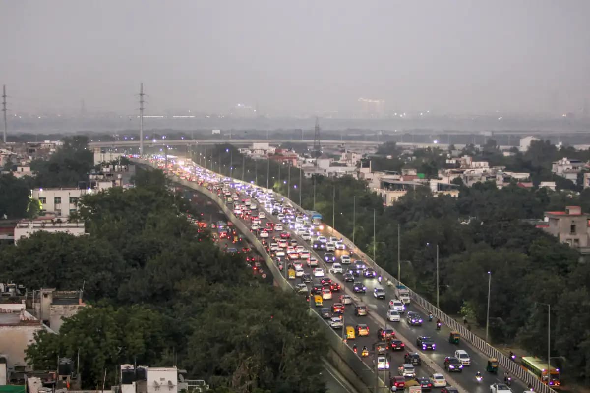Delhi Air Pollution: दिल्ली की हवा फिर जहरीली — कई इलाकों में AQI 400 के पार, राहुल गांधी बोले “सांस लेना मुश्किल हो गया है”