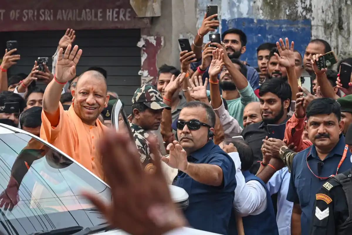 Bihar Elections 2025: दरभंगा में योगी आदित्यनाथ का रोड शो, जयकारों से गूंजा मिथिला धाम