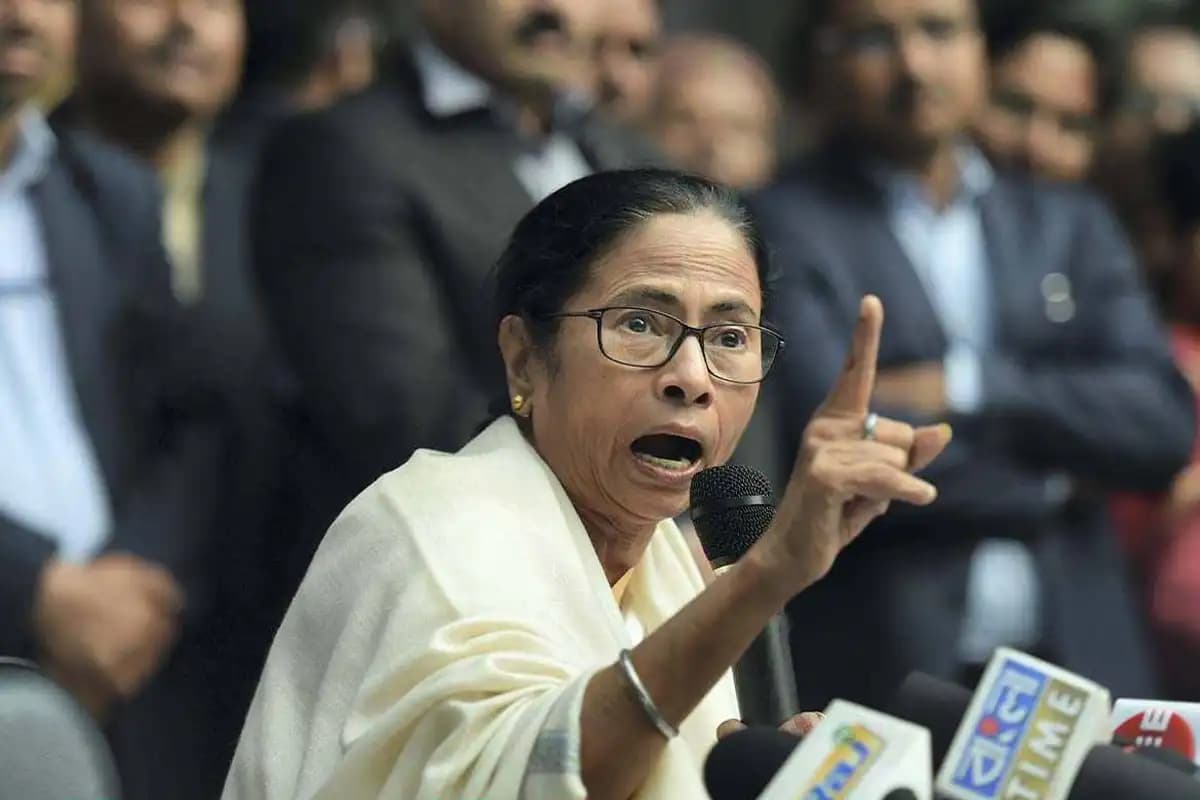 Bengal SIR: बंगाल में मतदाता सूची पुनरीक्षण पर सियासी जंग, ममता बनर्जी ने कहा “जान दे दूंगी, अधिकार नहीं छिनने दूंगी”