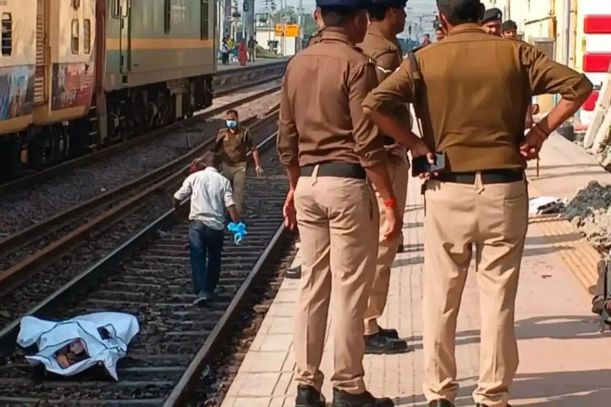 Mirzapur: मिर्जापुर के चुनार स्टेशन पर बड़ा हादसा, ट्रेन की चपेट में आने से छह श्रद्धालुओं की दर्दनाक मौत