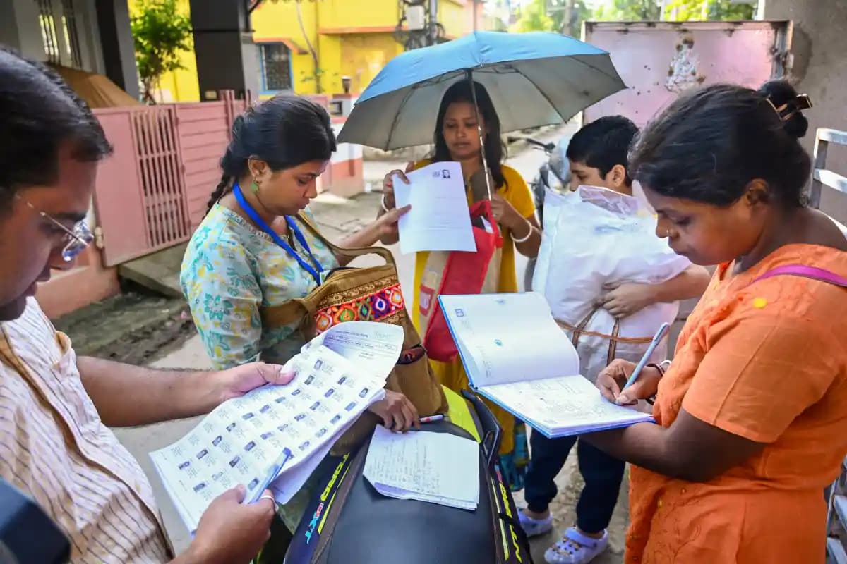 Gorakhpur SIR News: गोरखपुर में शुरू हुआ मतदाता सूची का विशेष पुनरीक्षण अभियान, घर-घर पहुंच रहे बीएलओ