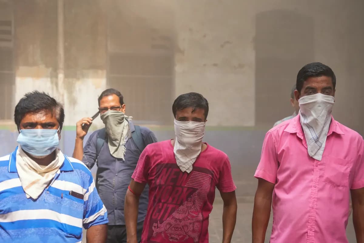 Kolkata Fire Incident: लालबाज़ार के पास कार पार्ट्स गोदाम में लगी भीषण आग, पांच दमकल गाड़ियाँ मौके पर