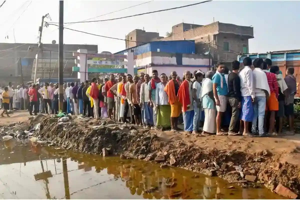Bihar Chunav 2025: बिहार के इस गांव में 20 वर्षों बाद लौटे लोकतंत्र की आवाज, मतदाता अपने ही गांव में डाले वोट