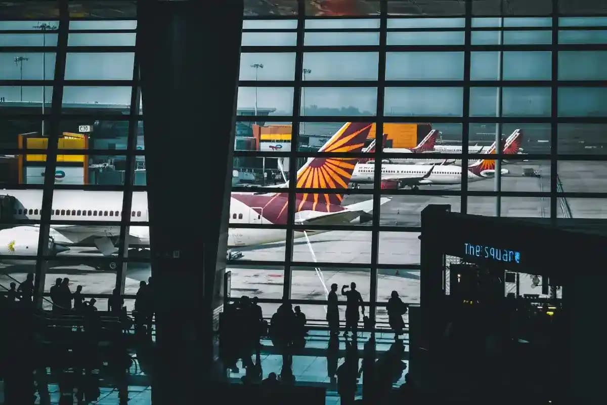 IGI Airport: दिल्ली के आईजीआई एयरपोर्ट पर उड़ानें घंटों लेट एयर ट्रैफिक कंट्रोल सॉफ्टवेयर में तकनीकी गड़बड़ी, साइबर हमले की संभावना से इंकार