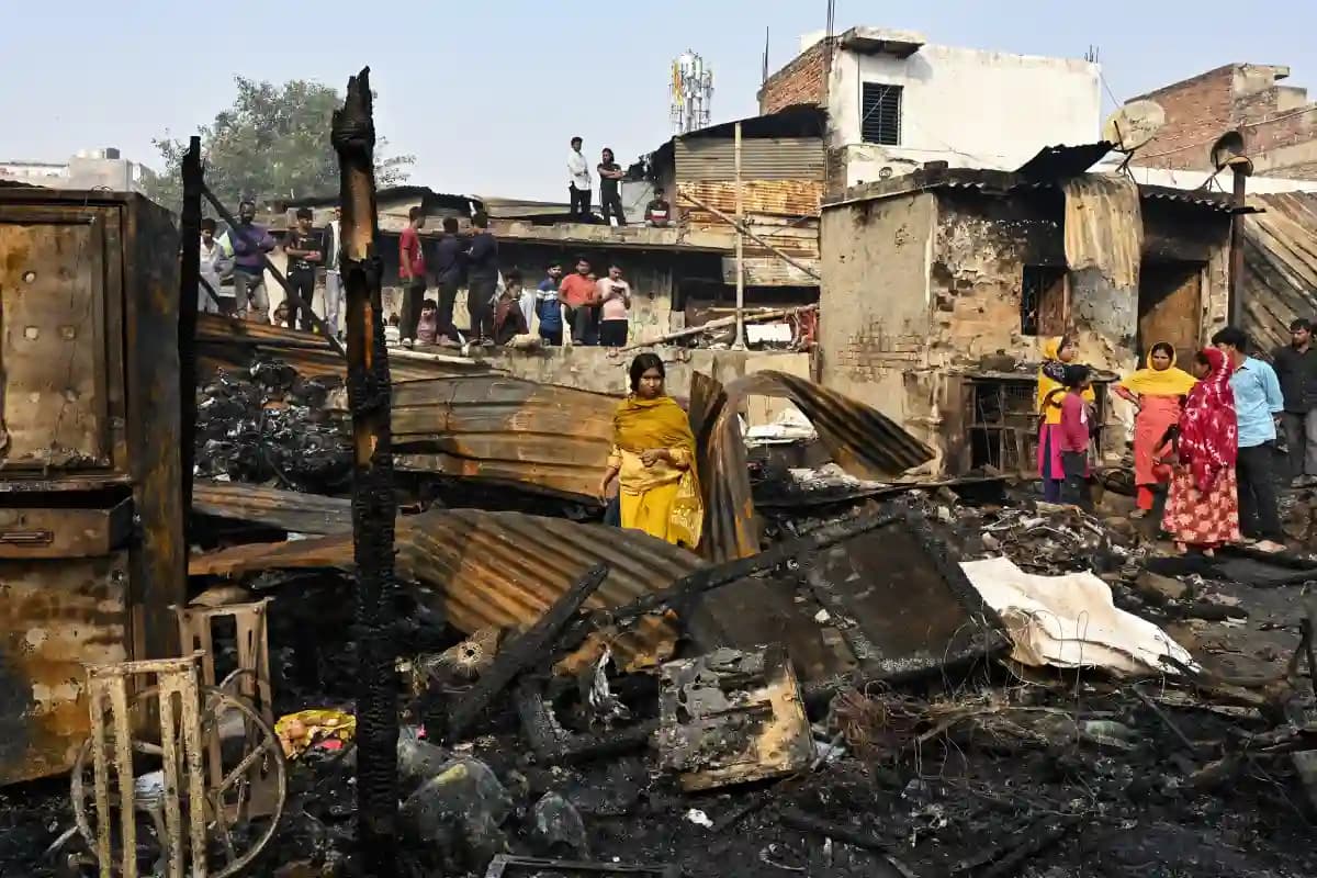 Rithala Metro Fire: दिल्ली के रोहिणी स्थित रिठाला मेट्रो स्टेशन के पास झुग्गी बस्ती में भीषण आग, एक की मौत, एक बच्चा झुलसा