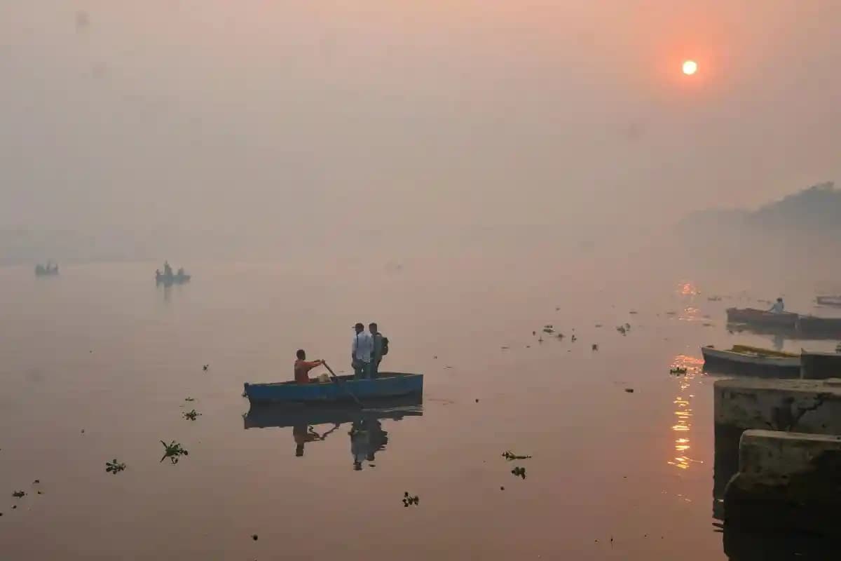 Delhi Pollution: दिल्ली में विषैली हवा का कहर, सरकार ने यातायात घटाने को बदले दफ्तरों के समय