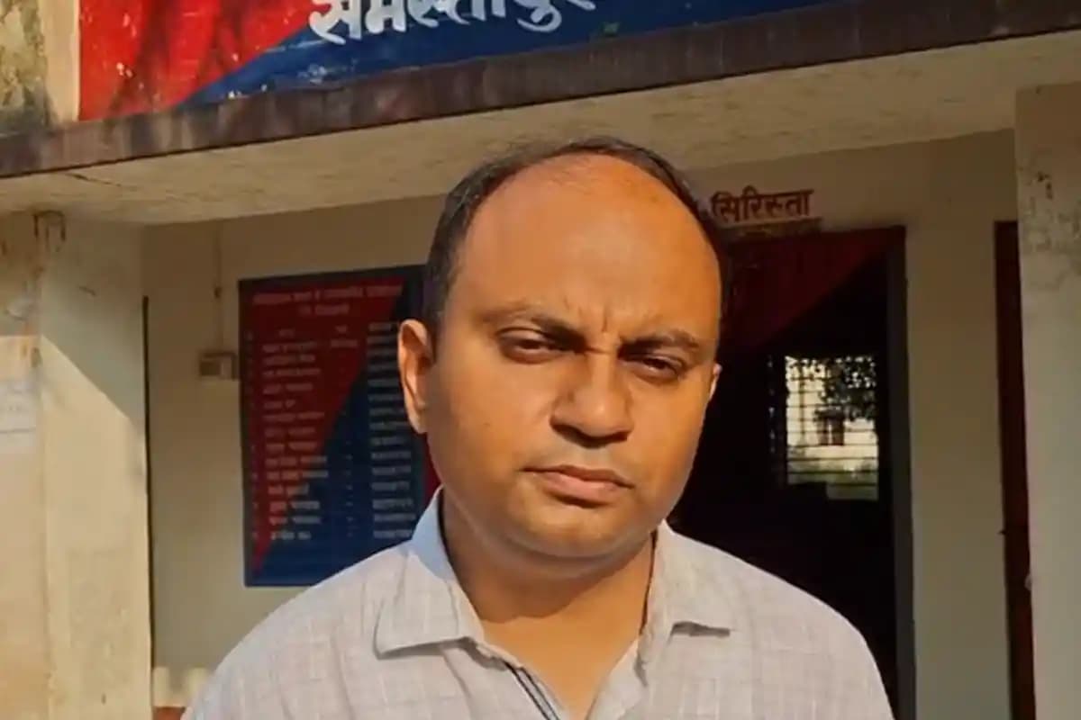 VVPAT Slip Found: समस्तीपुर विधानसभा क्षेत्र में वीवीपैट पर्चियों के मिलने से मचा हड़कंप, प्रशासन ने शुरू की जांच
