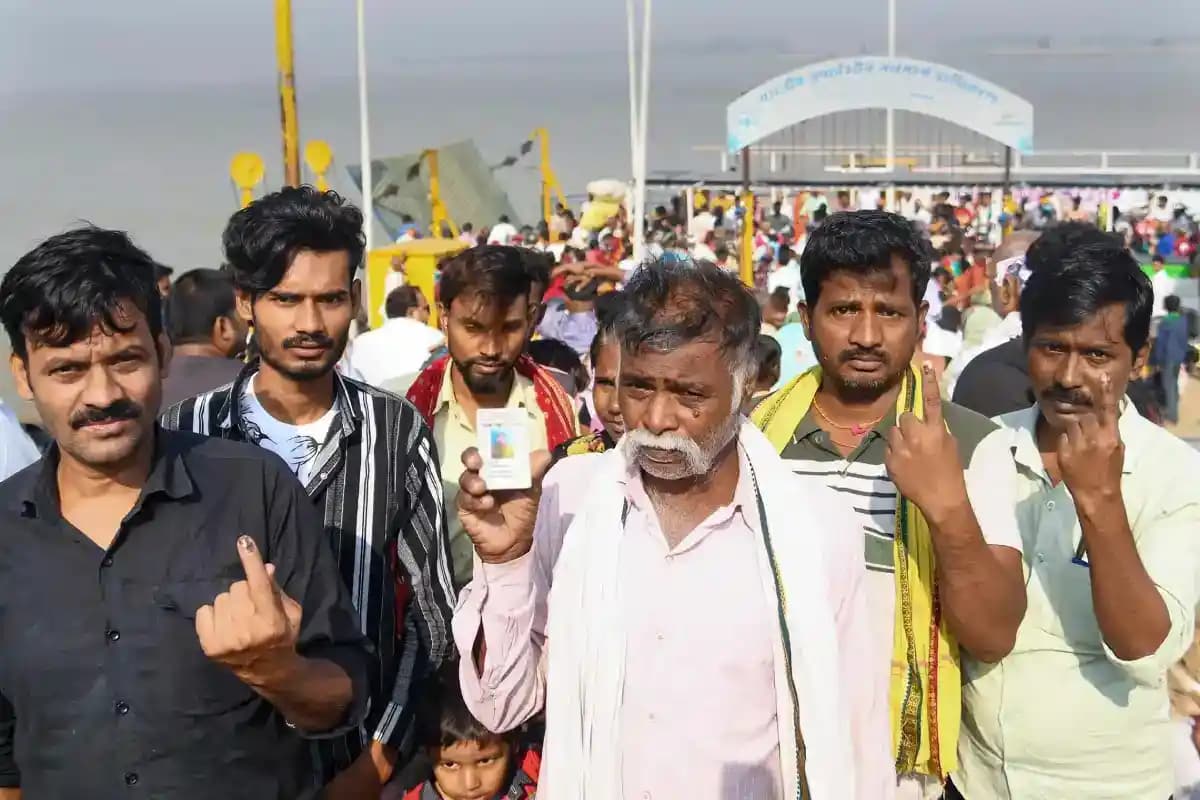 Bihar Chunav 2025: मतदान के बाद चाय की दुकानों पर सरकार गठन की चर्चा, महिलाओं की भागीदारी बनी मुख्य विषय