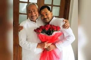 NDA Bihar Election 2025: नीतीश कुमार और निशांत की वायरल तस्वीर, एनडीए की शानदार जीत के बाद भावुक पल | Nitish Kumar's Son