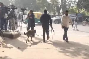 Delhi Bomb Threat News: दिल्ली के स्कूलों और कोर्टों को बम की धमकी, तुरंत खाली किए गए, पुलिस जांच में