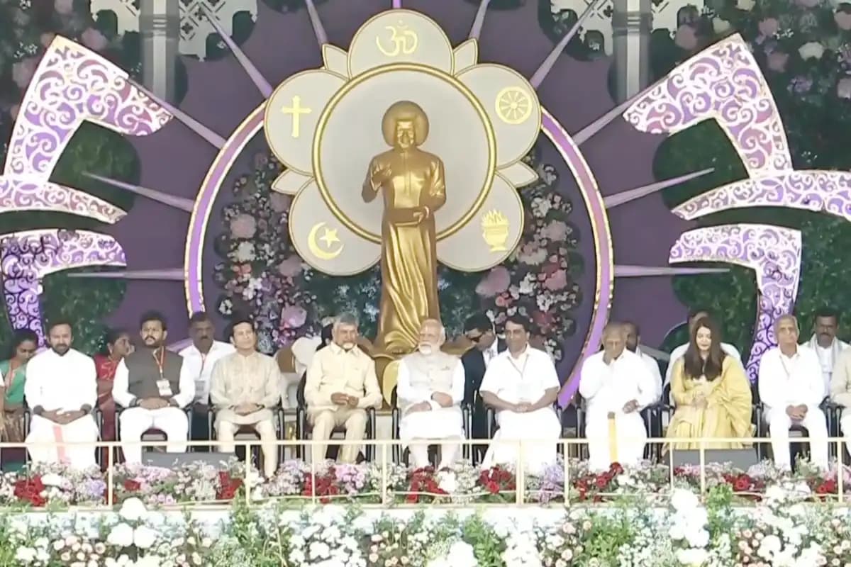 प्रधानमंत्री मोदी ने पुट्टापार्थी में सत्य साई बाबा के महासमाधि स्थल पर अर्पित की गहरी श्रद्धांजलि
