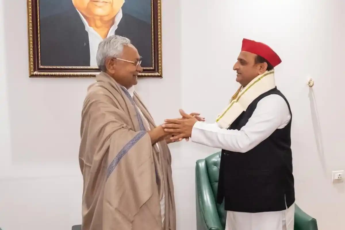 अखिलेश यादव ने पुरानी तस्वीर साझा कर नीतीश कुमार को दी शुभकामनाएं कहा स्वतंत्र समाजवादी शासन की उम्मीद
