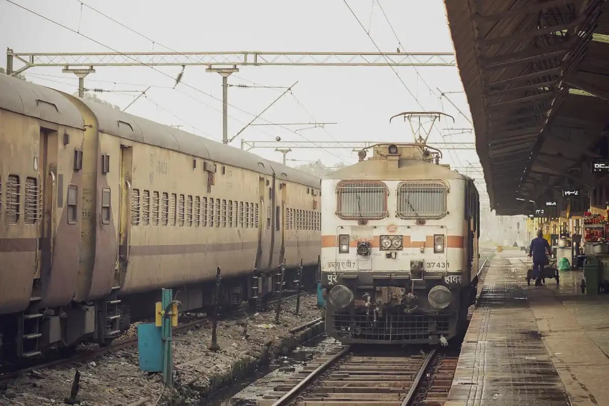 धौलपुर–बीना रेलमार्ग पर एआई आधारित कवच 4.0 प्रणाली का कार्य प्रारंभ, कोहरे में रेल संचालन होगा अधिक सुगम और सुरक्षित