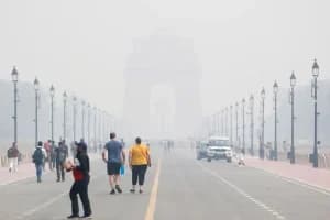 Delhi Pollution:दिल्ली की हवा में सांस लेना हुआ मुश्किल