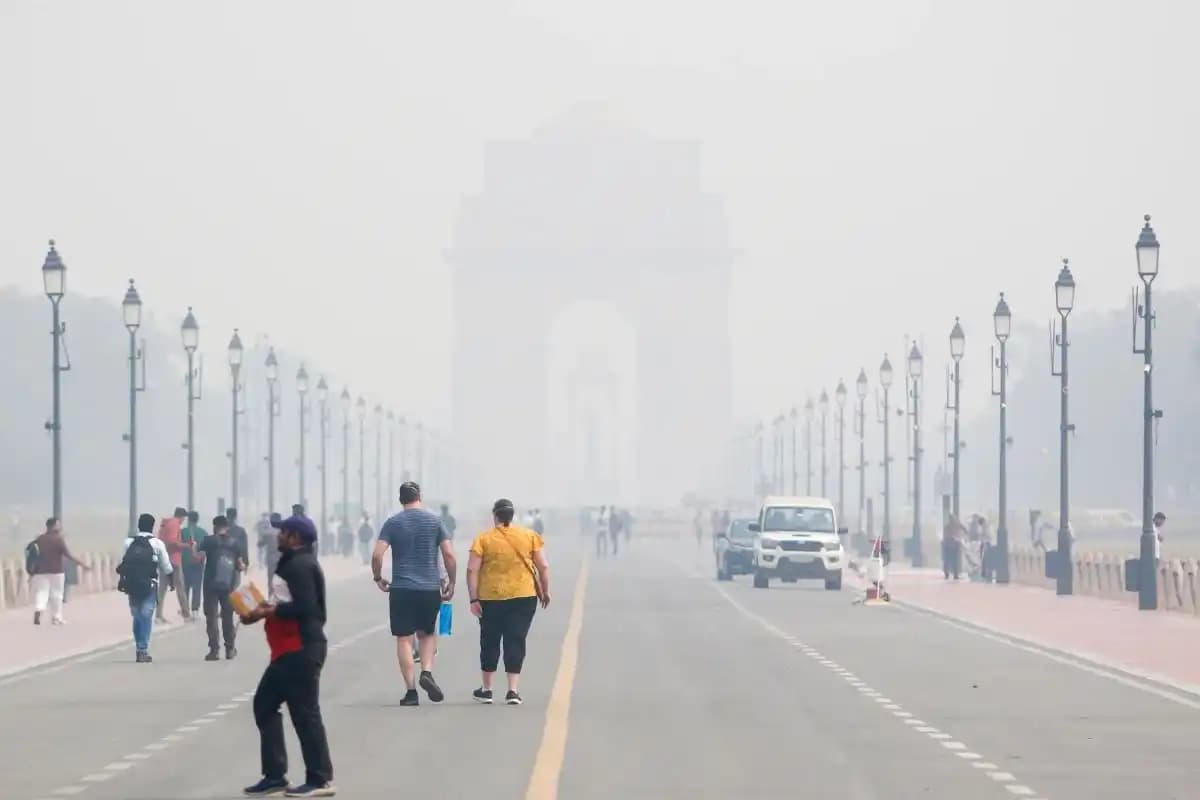 दिल्ली-एनसीआर में हवा की गुणवत्ता में सुधार, ग्रैप-3 की पाबंदियां हटीं, एक्यूआई 327 पर आया