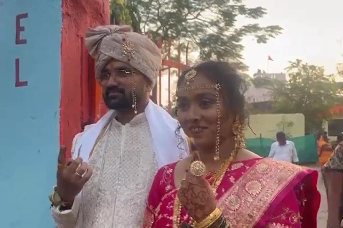 शादी के दिन दुल्हन ने निभाया मतदान का फर्ज, कटोल में युवती का प्रेरक कदम
