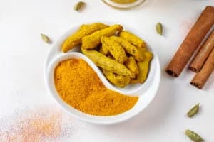 Raw vs Cooked Turmeric Benefits: कच्ची और पकी हल्दी में सही चुनाव कैसे करें