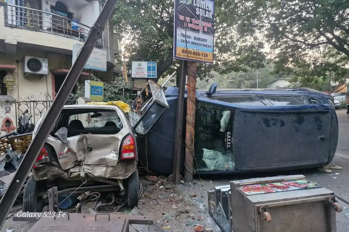 नागपुर में नशे में धुत चार युवकों की कार ने मचाया तांडव, गरीब ठेलेवालों को हुआ भारी नुकसान