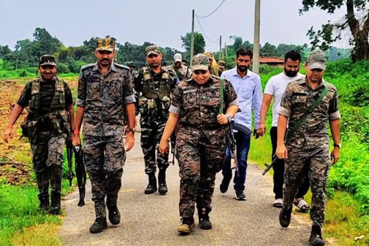 स्वरूपनगर सीमा पर फिर जुटे सैकड़ों बांग्लादेशी, वापस लौटने की होड़ में अवैध रूप से रहने वाले लोग