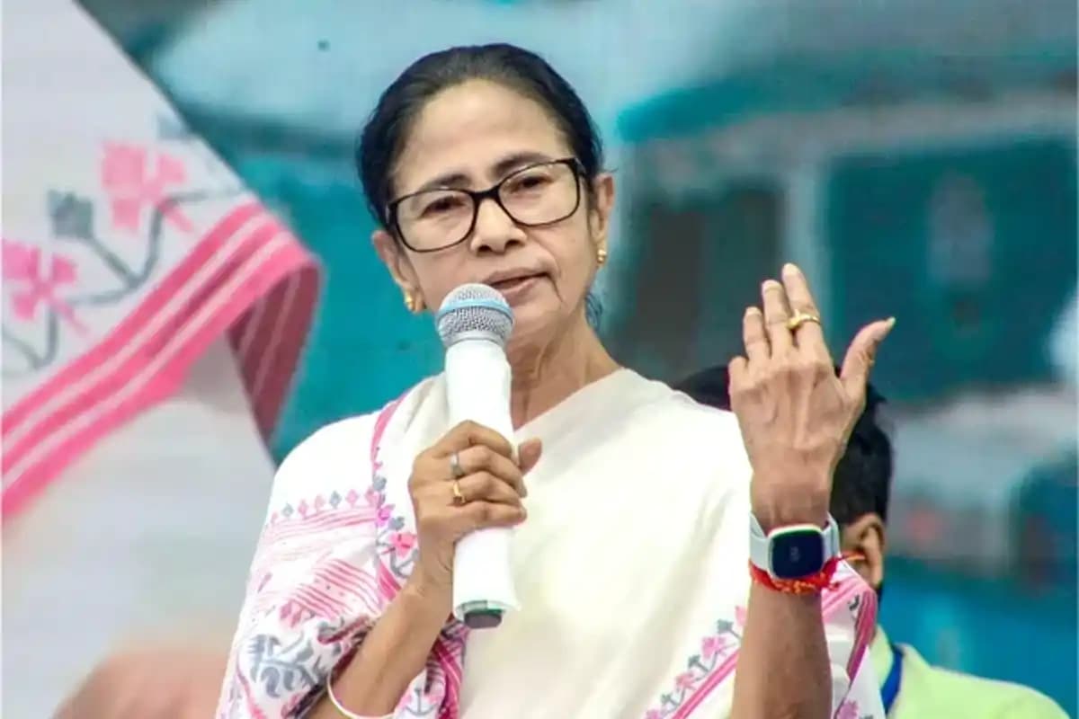 पश्चिम बंगाल की मुख्यमंत्री ममता बनर्जी हेलीकॉप्टर से कूचबिहार के लिए रवाना